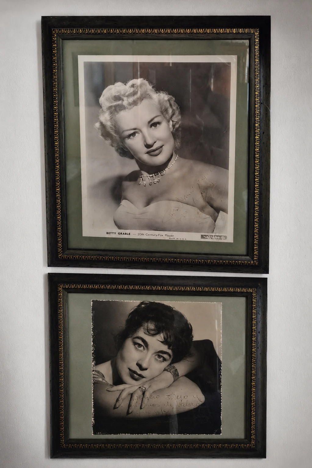 Retratos dedicados a la familia Trejo por Betty Grable y Sara Montiel, colgados en la pared