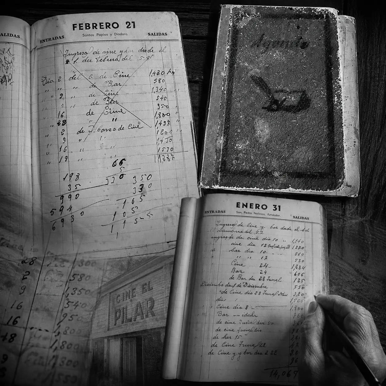 Libro de cuentas del cine El Pilar, con la recaudación de cada película anotada a mano