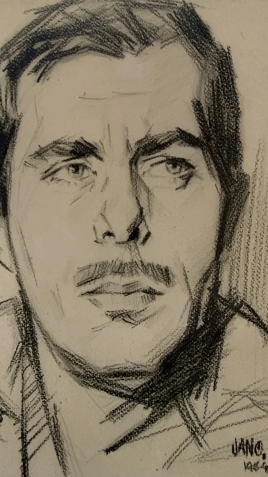 Autorretrato al carboncillo del cartelista Jano